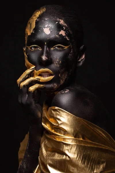 Portrait Beautiful Young Woman Gold Paint Her Body — Stock Photo, Image