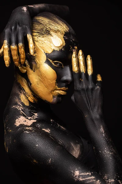 vücudunda altın boya ile güzel ve genç bir kadın portresi