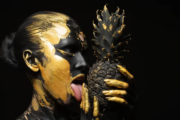 onun elleri, siyah ve Zlotisi muhteşem görüntü siyah ananas ile siyah kadın