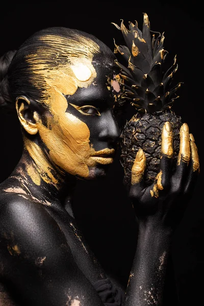 onun elleri, siyah ve Zlotisi muhteşem görüntü siyah ananas ile siyah kadın