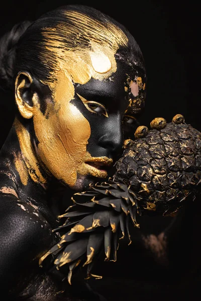 onun elleri, siyah ve Zlotisi muhteşem görüntü siyah ananas ile siyah kadın