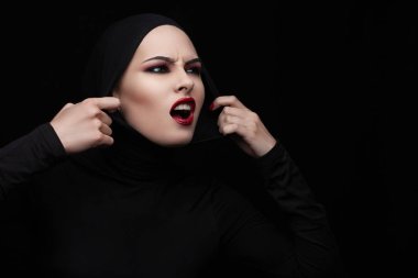 Güzellik Elbiselerin altında gizlemek değil
