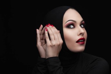 Güzellik Elbiselerin altında gizlemek değil