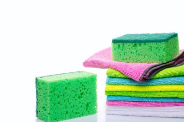 Evi temizlemek için renkli malzemeler, çok renkli envanterler.