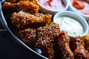 Bira, tavuk kanadı, soslu tavuk kanadı.