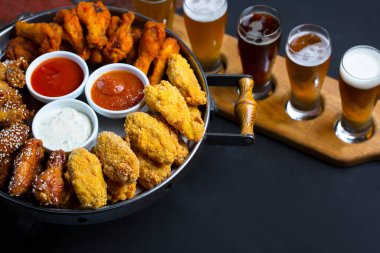 Bira aperatifleri, soslu tavuk kanatları.