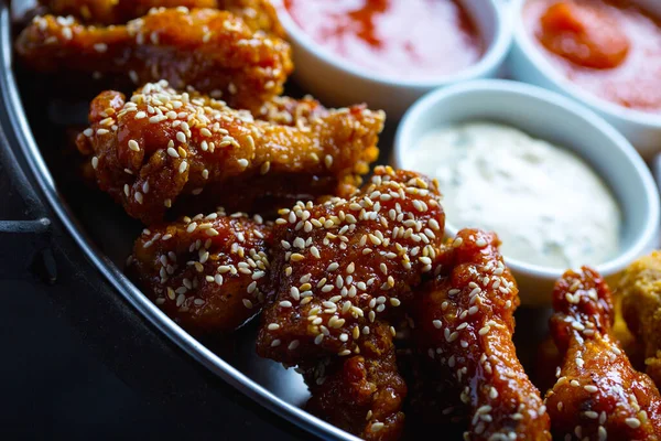 Cerveza Bebida Conjunto Pollo Una Variedad Alitas Pollo Con Salsas — Foto de Stock