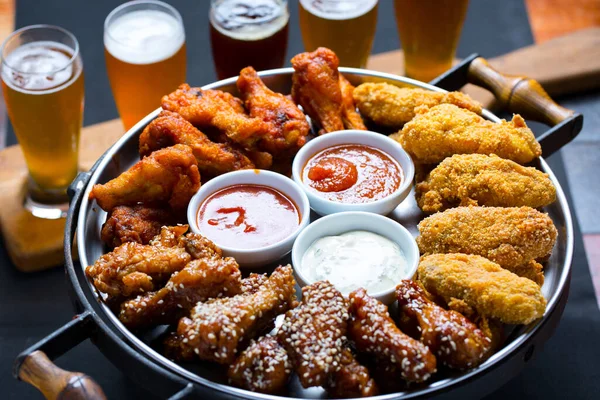 Conjunto Lanches Cerveja Asas Frango Com Molhos Fotografia De Stock