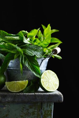 Koyu arkaplanda limon dilimleri olan bir kova dolusu nane şekeri