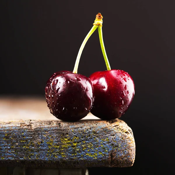 桌子边上有两个樱桃 甜甜的成熟的浆果 免版税图库照片