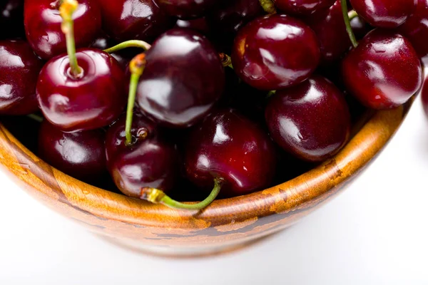 Plato Profundo Con Cerezas Rojas Sobre Fondo Blanco Imágenes de stock libres de derechos