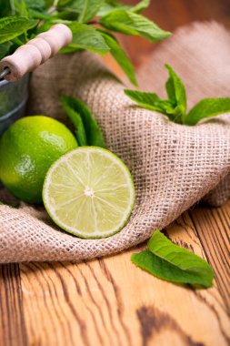 Tahta bir masada limonlu taze nane.,