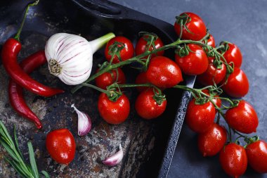 Mutfak masasında İtalyan makarnası yapmak için malzemeler var.