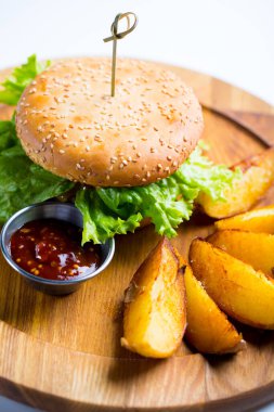 Tahtada patates kızartması ve lezzetli bir bar yemeği.