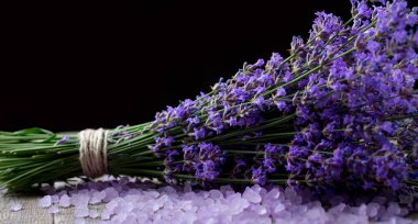 Lavanta tuzu ve lavanta kokulu lavanta demeti.
