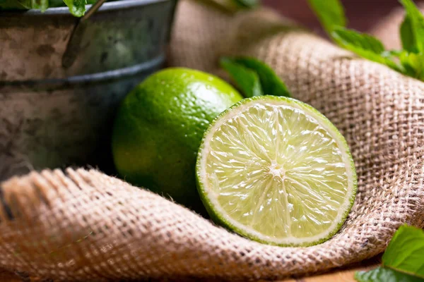 Skivad Färsk Lime Citrus Makro Skott — Stockfoto