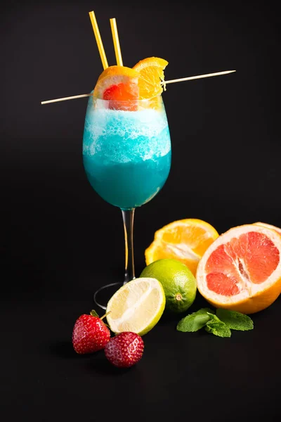 Bebida Refrescante Azul Fundo Escuro Frutas Redor Vidro — Fotografia de Stock