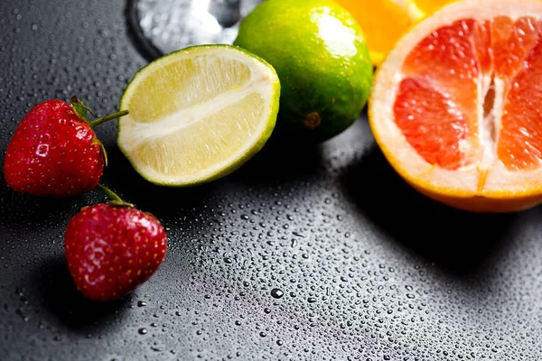 Frukt Ett Mörkt Bord Skuren Lime Vitaminer Året Runt — Stockfoto