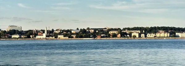 Orilla Opuesta Del Río Volga Extiende Una Hermosa Ciudad Blanca —  Fotos de Stock