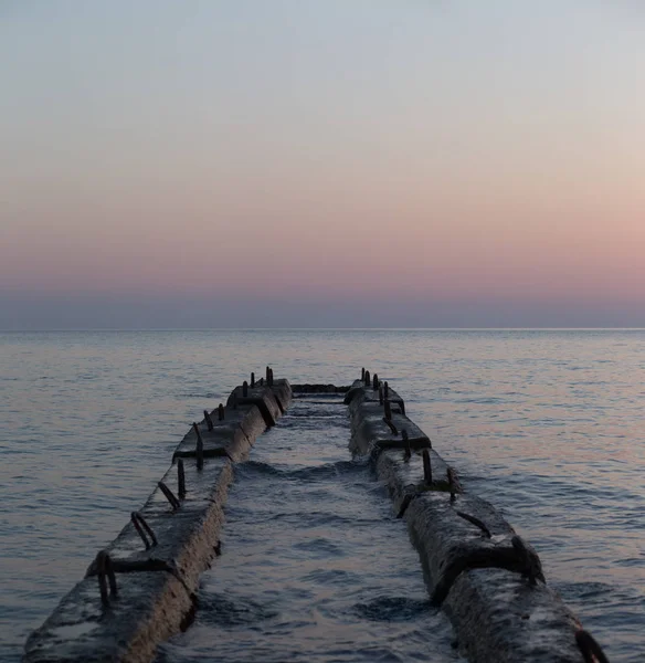 Kaunis Auringonlasku Mustanmeren Rannikolla Näkymä Vanhasta Aallonmurtajasta — kuvapankkivalokuva
