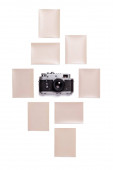 Mockup složení starého dálkoměru filmový fotoaparát a fotografický papír na bílém pozadí.
