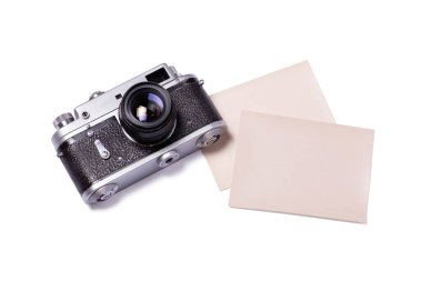 Beyaz zemin üzerinde eski Rangefinder film kamerası ve fotoğraf kağıdının maketi.