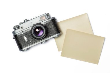 Beyaz zemin üzerinde eski Rangefinder film kamerası ve fotoğraf kağıdının maketi.