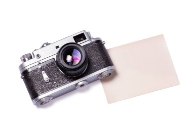 Beyaz zemin üzerinde eski Rangefinder film kamerası ve fotoğraf kağıdının maketi.