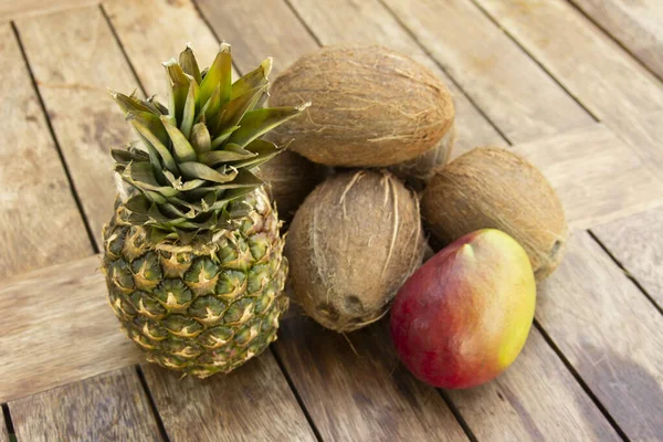 Foto Una Piña Cocos Mango Mesa Madera Comida Vegetariana Saludable —  Fotos de Stock