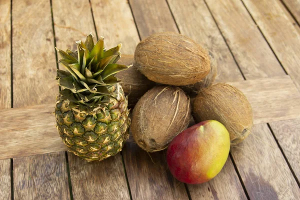 Foto Una Piña Mango Hierba Verde Comida Vegetariana Saludable Nutrición —  Fotos de Stock