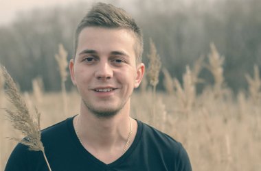 Doğada gülümseyen genç adam