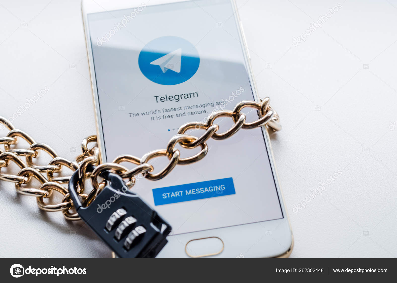 Herunterladen - Blockierte Mesenger-Telegramme in Russland. das Smartphone ist angekettet und gesperrt, als Symbol für den privaten Zugriff auf Software. — Stockbild Gesperrte Mesenger-Telegramme in Russland. — Stockfoto