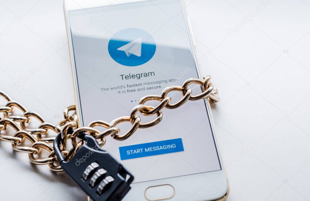 Blocked mesenger telegrams in Russia. The smartphone is chained and locked, as a symbol of private access to software.