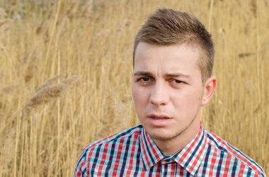 Doğada gülümseyen genç adam.