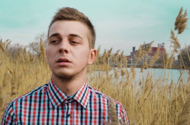 Doğada gülümseyen genç adam.