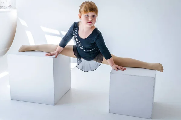 Uma menina executa um cordel de ginástica em peso. O conceito de fitness e esportes e um estilo de vida saudável. Foto sobre fundo branco, isolado — Fotografia de Stock