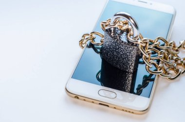 Engellenmiş akıllı telefon. Akıllı telefon, yazılıma özel erişimin bir sembolü olarak zincirlenmiş ve kilitlenmiştir