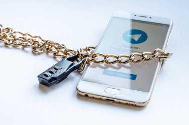 Rusya'da mezenger telgraflarını engelledi. Akıllı telefon, yazılıma özel erişimin bir sembolü olarak zincirlenmiş ve kilitlenmiştir.