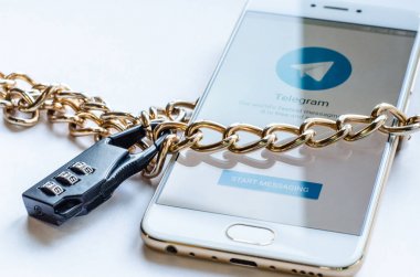 Rusya'da mezenger telgraflarını engelledi. Akıllı telefon, yazılıma özel erişimin bir sembolü olarak zincirlenmiş ve kilitlenmiştir.
