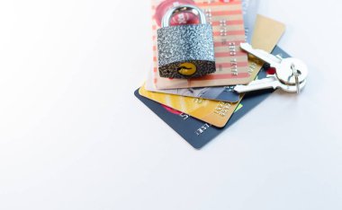 Bloke edilmiş bir banka kartı. Kredi kartı hesabı bloke edildi. Kartüzerinde işlem yapmak mümkün değildir. Zincirde ve kilit altında kredi kartları ve anahtar.