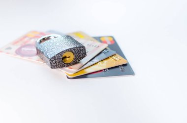 Bloke edilmiş bir banka kartı. Kredi kartı hesabı bloke edildi. Kartüzerinde işlem yapmak mümkün değildir. Zincirde ve kilit altında kredi kartları ve anahtar.