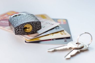 Bloke edilmiş bir banka kartı. Kredi kartı hesabı bloke edildi. Kartüzerinde işlem yapmak mümkün değildir. Zincirde ve kilit altında kredi kartları ve anahtar