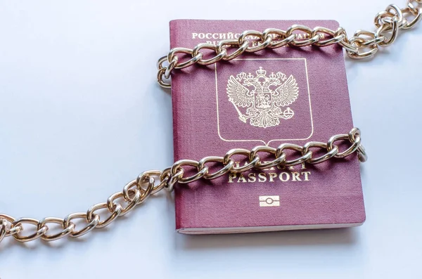 Rusya Federasyonu vatandaşının iptal edilmiş pasaportu. Pasaport geçerli değil.