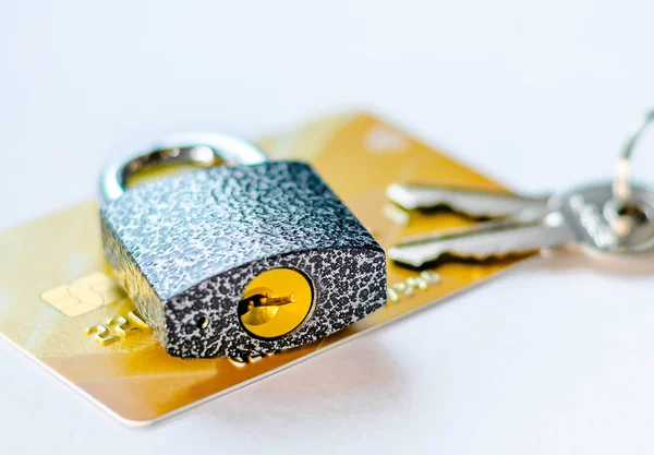 Eine gesperrte Bankkarte. Das Kreditkartenkonto ist gesperrt. Es ist nicht möglich, Transaktionen mit der Karte zu tätigen. Kreditkarten in der Kette und unter Verschluss. — Stockbild Eine gesperrte Bankkarte. Das Kreditkartenkonto ist gesperrt. Es ist nicht möglich, Transaktionen mit der Karte zu tätigen. Kreditkarten in der Kette und unter Verschluss — Stockfoto