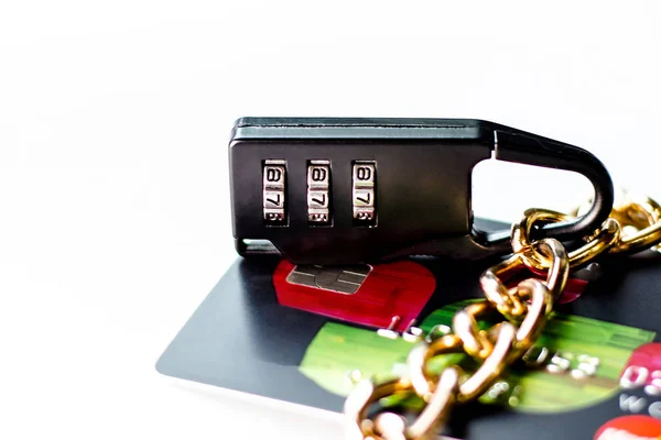 Eine gesperrte Bankkarte. Das Kreditkartenkonto ist gesperrt. Es ist nicht möglich, Transaktionen mit der Karte zu tätigen. Kreditkarten in der Kette und unter Verschluss. — Stockbild Eine gesperrte Bankkarte. Das Kreditkartenkonto ist gesperrt. Es ist nicht möglich, Transaktionen mit der Karte zu tätigen. Kreditkarten in der Kette und unter Verschluss — Stockfoto