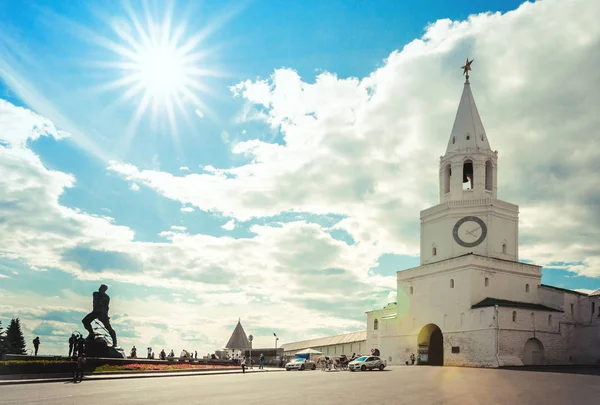 Kazan Kremlin tur sırasında yaz aylarında Spassky Kulesi yakınındaki kare bakan