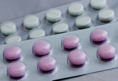 Paket yakın çekimde grip hapları. Soğuk algınlığı, antidepresanlar, antibiyotikler, vitamin hapları tedavi kavramı