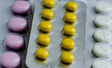 Paket yakın çekimde grip hapları. Soğuk algınlığı, antidepresanlar, antibiyotikler, vitamin hapları tedavi kavramı