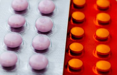 Paket yakın çekimde grip hapları. Soğuk algınlığı, antidepresanlar, antibiyotikler, vitamin hapları tedavi kavramı