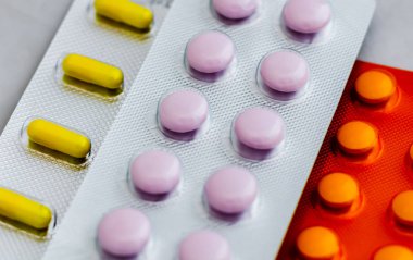 Paket yakın çekimde grip hapları. Soğuk algınlığı, antidepresanlar, antibiyotikler, vitamin hapları tedavi kavramı